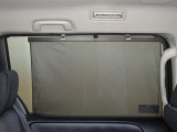 セカンドシートの窓ガラスには日よけのシェードを装備しています。強い日差しのカットに、プライバシー対策としても重宝します。
