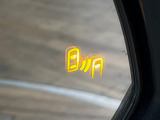 【ブラインドスポットモニター】走行中、ドアミラーの死角になりやすい箇所に後続車が接近するとサイドミラーのレンズに警告を表示!ドライバーに注意喚起をしてくれます。