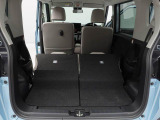 後席シートをアレンジしますと、広い荷台ができあがります。大きな荷物も。