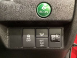 ハンドルの右側にはヘットライトリベライザーとVSA(ABS+TCS+横滑り抑制)の解除スイッチがついています。ヘッドライトリベライザーは道路状況や積荷の加重に応じてライトの高さを調節できます。