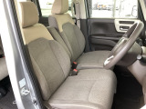 【ベンチシート】運転席と助手席の移動もスムーズ!狭い駐車場での乗り降りや、お子様の乗り降りにも便利です。座席の間にコンソールボックスやドリンクホルダーがないため、車内空間が広く感じます。