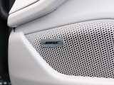 BOSEサラウンドサウンドシステムは、車内の音響特性に合わせて的確にチューニングされており、コンサートホールのようにバランスに優れた原音を忠実に再現した音響パターンを生み出します。