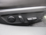 電動のシートが採用されています。