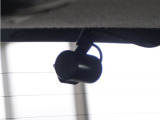 この車にはリアにもドライブレコーダーを装備しております◆映像・音声などを記録する自動車用の装置です。 もしもの事故の際の記録はもちろん、旅行の際の思い出としてドライブの映像を楽しむことができます。
