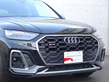●一目でAudiとわかる特徴的なシングルフレームグリル・LEDランプ。精悍なフロントマスクからAudiのスマートで上品なブランドを連想させてくれます。女性にも大変ご好評頂いております。