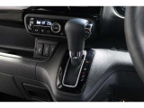 インパネシフトだから視線の移動も少なく足元もスッキリ♪運転席もゆったりしているのでゆとりを持ってドライブできますね!