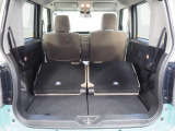 後席を倒して荷室を広くできます。写真は後席を左右とも倒した状態。お買い物の荷物が増えてしまっても安心ですね。