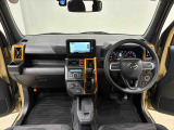 オレンジの差し色&カモフラージュ柄のシートが気分を高める運転席に加えてUV&IRカット機能付きフロントガラスの面積や位置取りが良く、高いアイポイントで前方・右前・左前方向の見通しがいいですよ!