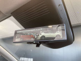 スマートルームミラー・後部座席に人が座っている時や、荷物が多い際でも後方確認がしやすいです。