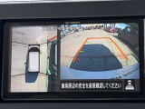 上から見下ろしているような視点で周囲が確認できるアラウンドビューモニターです。上から見下らしているような映像によって縦列駐車もラクラク、駐車が苦手な人の強い味方です!