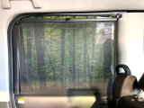 【ロールシェード】日差しや車外からの光が眩しいときにサッと引き出して使える、ロール格納タイプのサンシェードを装備。後席に乗ったお子様がウトウトしだした時など、ぜひご活用ください♪