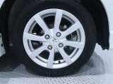 アルミホイールを装備、タイヤサイズは155/65R14です。