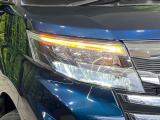 【LEDヘッドライト】悪天候や夜間走行時も良好な視界を確保し安心して運転できる高輝度LEDヘッドライトを装備!点灯速度が早く、消費電力も抑えられています。
