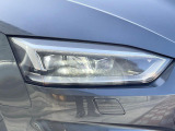 ●LEDハイビームが多数独立で存在し、ハイビーム時に対向車や前方を走る車の部分をロービームに切り替えが可能!!シーケンシャルウインカーも装備!!