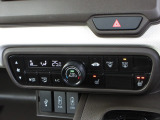 エアコンはオートエアコンでお好みの温度調整が出来、オールシーズン快適にドライブできます!さらに、運転席&助手席シートヒーターが付いてます。2段階に温度設定が可能です。