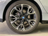 BMWの純正アロイホイールは軽量かつ強度にも優れているホイールで走行性能を引き上げる設計になっております。足元にもBMWは妥協がなくこだわっている個所になります。