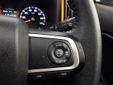 ステアリングスイッチ付き。前方から目を離すことなく操作することが可能です。