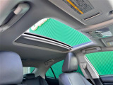 【ムーンルーフ】天井から太陽の穏やかな光や爽やかな風を取り込むことができる、レクサスの「サンルーフ」です!頭上のスイッチでムーンルーフを開閉することができます。