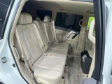 後部座席も気になるようなキズ・汚れやへたり等、大きなダメージはなく、良好な状態です。