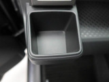 カップホルダーは運転席や助手席からちょうど手の届く位置です!!