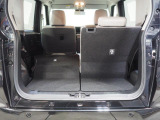 後席を倒して荷室を広くできます。写真は左後席を倒した状態です。