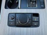 運転中に視線を動かすことなくマツダコネクトを操作することが出来るロータリーコマンダースイッチです。お気に入り登録をすることでよく使う項目をすぐ呼び出すことが出来ます。