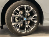 BMWの純正アロイホイールは軽量かつ強度にも優れているホイールで走行性能を引き上げる設計になっております。足元にもBMWは妥協がなくこだわっている個所になります。