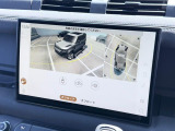 【3Dサラウンドカメラ】周囲の安全確認をアシストする機能です。3D車外ビュー、360&deg;オーバーヘッドビューを 利用して、狭いスペースでも安心、スムーズに運転操作ができます。
