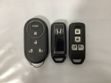 スマートキー付きですからドアロックの開閉およびエンジンスタートが楽々です。電動スライドドアの開け閉めもボタンで操作できます。加えて、純正リモコンエンジンスターター用の操作キーもついています。