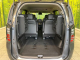 ラゲッジルームは、大容量のスペースを確保。普段のお買い物からレジャーまで、幅広く活躍してくれます!また、リアシートを倒すことでバリエーション豊かにお使いいただけます。
