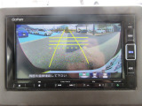 リバースギア連動のバックカメラが付いています。画面に鮮やかに写りますので夜間や雨の日も安心してバックできますね。人気装備の一つです。