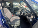 足元もゆったりで長時間の運転も疲れにくいフロントシートです。