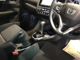 運転席周辺のスマートなレイアウトが、操作のしやすさを実現。快適なドライブをサポートします。パーキングブレーキは、使いやすいハンドタイプのサイドブレーキです。