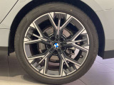 BMWの純正アロイホイールは軽量かつ強度にも優れているホイールで走行性能を引き上げる設計になっております。足元にもBMWは妥協がなくこだわっている個所になります。