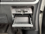 【ETC】有料道路を利用する際に料金所で停止することなく通過できる、ETC車載器(ノンストップ自動料金収受システム機器)が装備されています。セットアップを行うことで利用可能になります。
