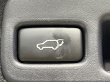 【パワーバックドア】スマートキーや運転席のボタンを押すだけでリアゲートが自動で開閉します!荷物を持っている時や、高い位置にあるバックドアを閉める際に便利な機能です♪