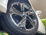 【純正アルミホイール】外観にマッチした純正アルミホイールを装着しております。各種社外アルミホイールや、スタッドレスタイヤも取扱いしております。是非ご相談ください♪