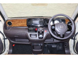 操作性に優れた運転席となります!小物入れや各ボタンの配置にこだわり、使いやすいです!座り心地もよく視認性も良好なのでロングドライブもお任せ下さい!