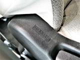 【SRSサイドエアバッグ】車両側面から強い衝撃を受けたとき、衝撃を受けた側のSRSサイドエアバッグが瞬時に膨らみ、乗員の主に胸部にかかる衝撃を緩和するシステムです☆
