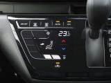 オートエアコンですので、車内を快適な空間に出来ます♪   操作はタッチパネル式ですので爪の長い方でも安心して操作して頂けます!