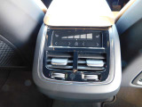 後部座席にもクーラー、シートヒーターが幹部されております。
