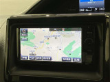 【トヨタ純正SDナビゲーション装備】純正品だから使いやすい!フルセグTV視聴可能で室内も快適♪地図データが古くなってきたら全国トヨタディーラーで更新(有料)も簡単にできます♪