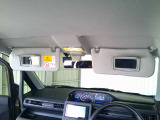 運転席・助手席ともにサンバイザー内側に鏡がついております。