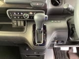足元スッキリ、インパネシフトです。パーキングブレーキはフットブレーキタイプなので、運転席と助手席の間がスッキリしています。