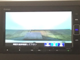 【バックカメラ】運転が苦手な方も車庫入れラクラクです!ギアをリバースに入れれば自動的に切り換わりますので、面倒な操作は不要です♪狭い駐車場もお車を傷つけず安心ですね!