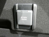 災害時にも安心。家庭用電化製品が使用できるAC100V、1500Wのコンセント付きです。