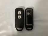 スマートキーを装備しています。鍵を差し込むことなくドアロックの開け閉めと、スタートボタン操作でのエンジンスタートができます。スペアキーも同じものを用意しております。