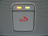 SOSコールは急病時やあおり運転被害などの危険を感じた時スイッチを押すと専門のオペレータに繋がって警察や消防への連携をサポートしてくれます。万が一の事故発生時にはエアバッグ展開と連動して自動通報します。