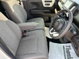 乗り心地の良いフロントシートです。足回りも広々としておりますので、長時間の運転も疲れづらいですよ。