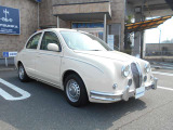 きれいなクリーミーホワイトの車両です。